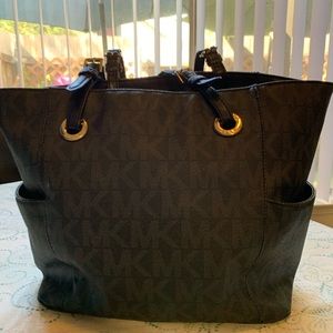 Michael Kors Jet Set Medium Signature Bag lightly used AP-1205 pockets galore